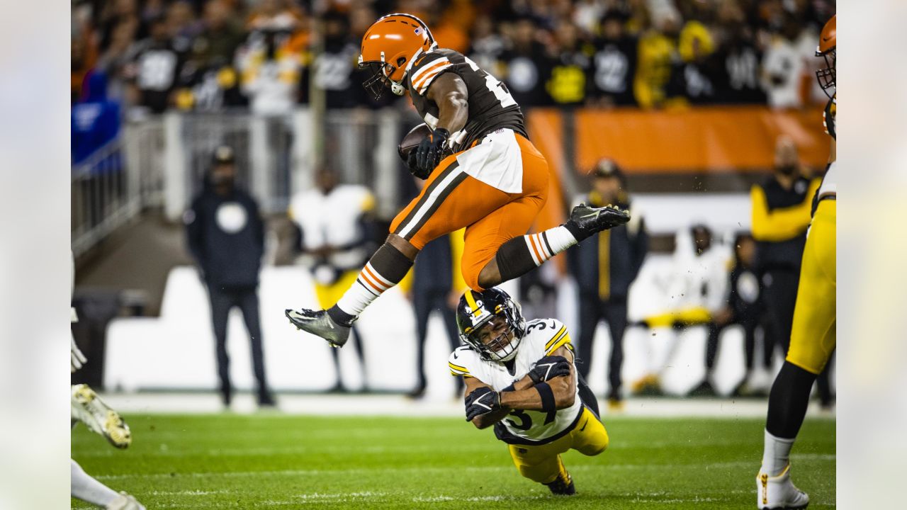 Cleveland Browns running back Nick Chubb takes part in drills during the  NFL football team's training camp, Thursday, July 28, 2022, in Berea, Ohio.  (AP Photo/Nick Cammett Stock Photo - Alamy