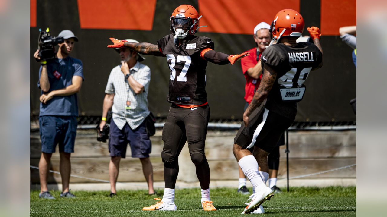 Mack Wilson helps Browns linebackers bond with weekly T-shirts