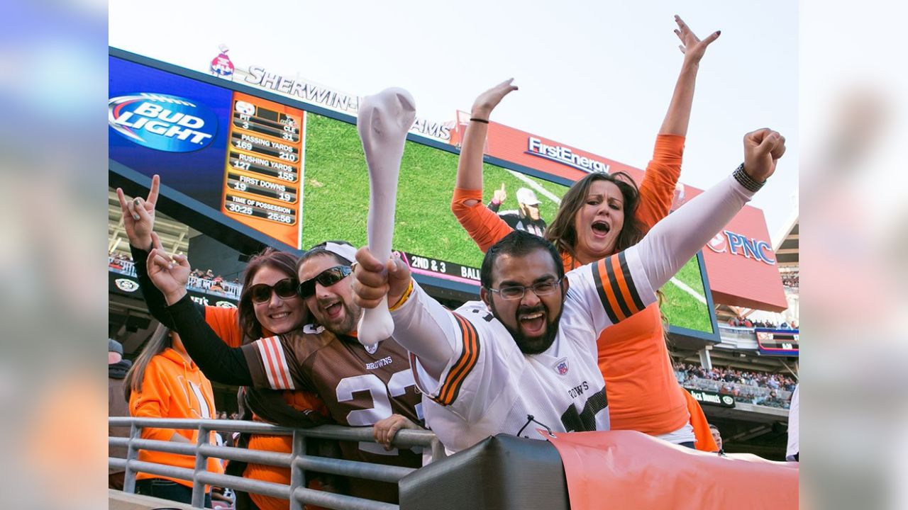 Cleveland Browns vs. Pittsburgh Steelers. Fans support on NFL Game.  Silhouette of supporters, big screen with two rivals in background Stock  Photo - Alamy