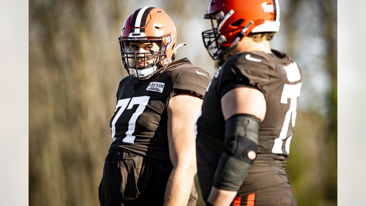 Browns put Wyatt Teller on COVID-19 list, activate Porter Gustin