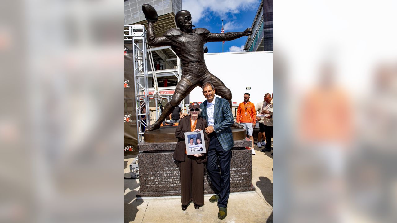 Otto Graham statue going up at FirstEnergy Stadium to honor