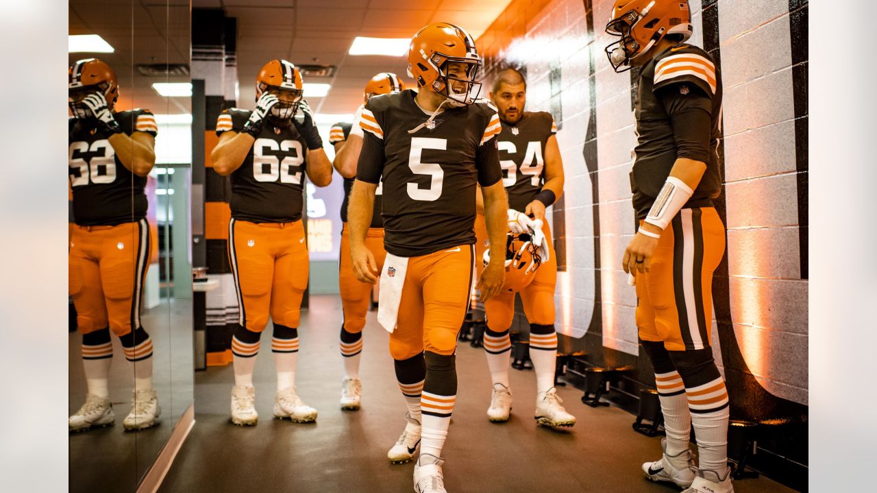 Cleveland Browns offensive linemen Jedrick Wills Jr. (71) stands before  participating in a drill during an NFL football practice in Berea, Ohio,  Wednesday, Aug. 4, 2021. (AP Photo/David Dermer Stock Photo - Alamy