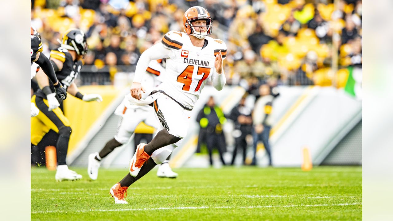 Cleveland Browns: Re-Signing Charley Hughlett Another Smart