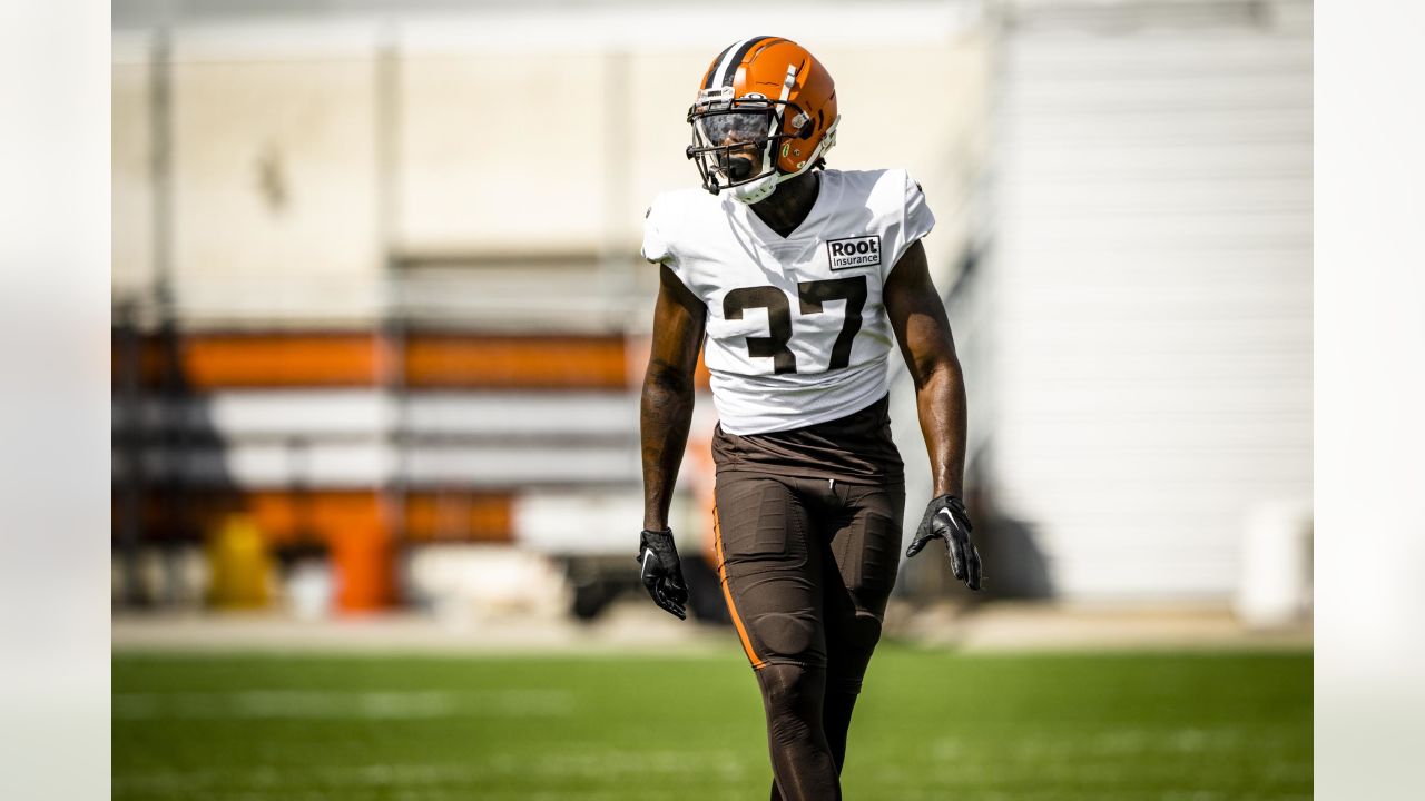 Cleveland Browns quarterback Jacoby Brissett (7) warms up before an NFL  football game against the Carolina Panthers on Sunday, Sept. 11, 2022, in  Charlotte, N.C. (AP Photo/Rusty Jones Stock Photo - Alamy