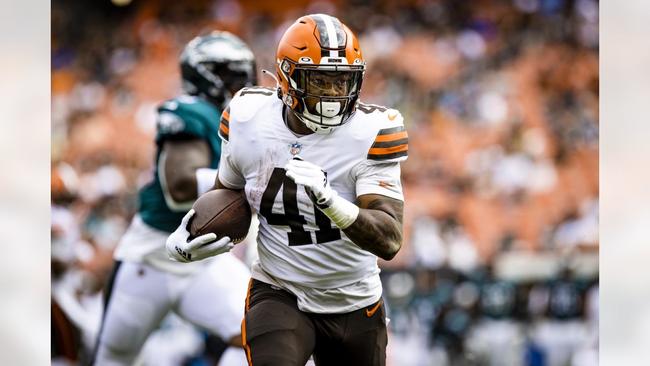 Cleveland Browns' Alex Wright runs drills at the NFL football team's  training camp on Saturday, July 29, 2023, in White Sulphur Springs, W.Va.  (AP Photo/Chris Carlson Stock Photo - Alamy