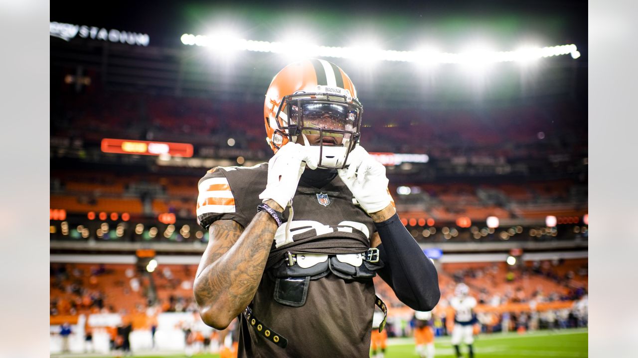 Cleveland Browns offensive linemen Jedrick Wills Jr. (71) stands before  participating in a drill during an NFL football practice in Berea, Ohio,  Wednesday, Aug. 4, 2021. (AP Photo/David Dermer Stock Photo - Alamy