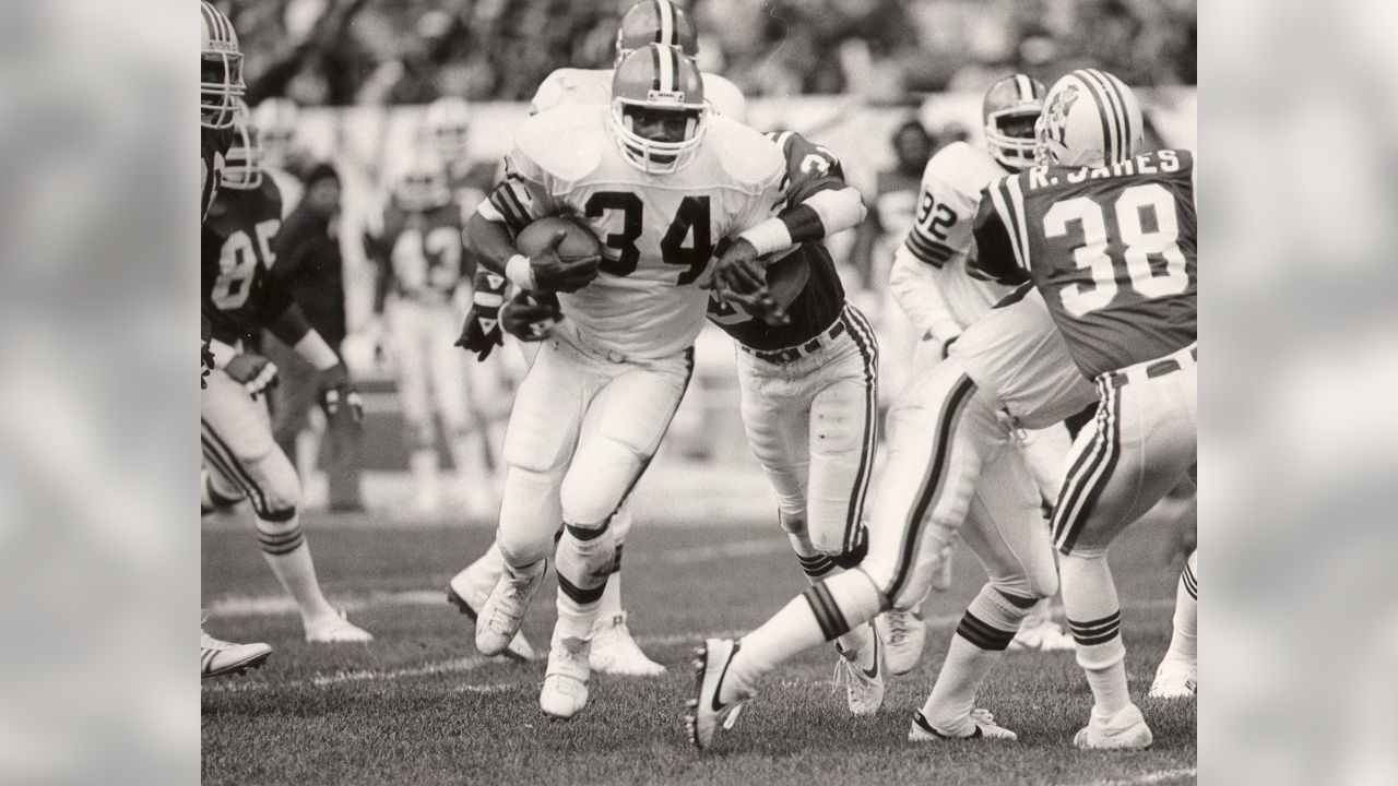 Cleveland Browns running back Kevin Mack carries the football