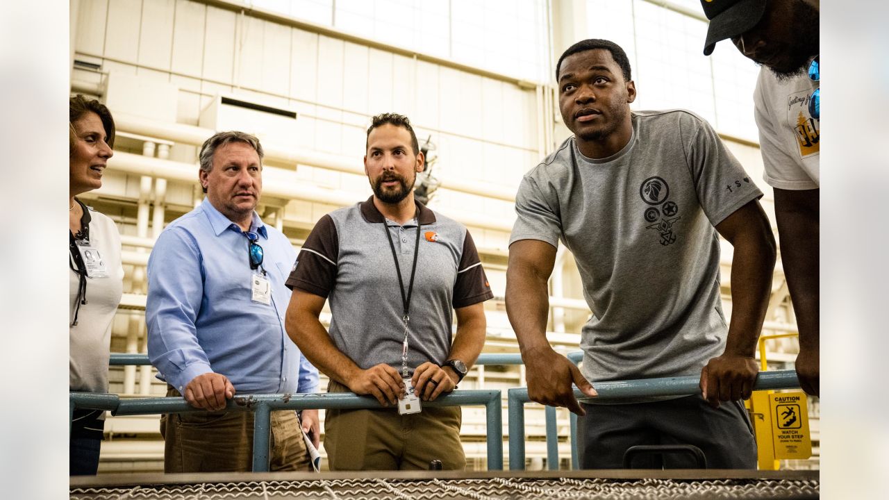 Browns QB Josh Dobbs takes teammates on field trip to NASA's Glenn Research  Center