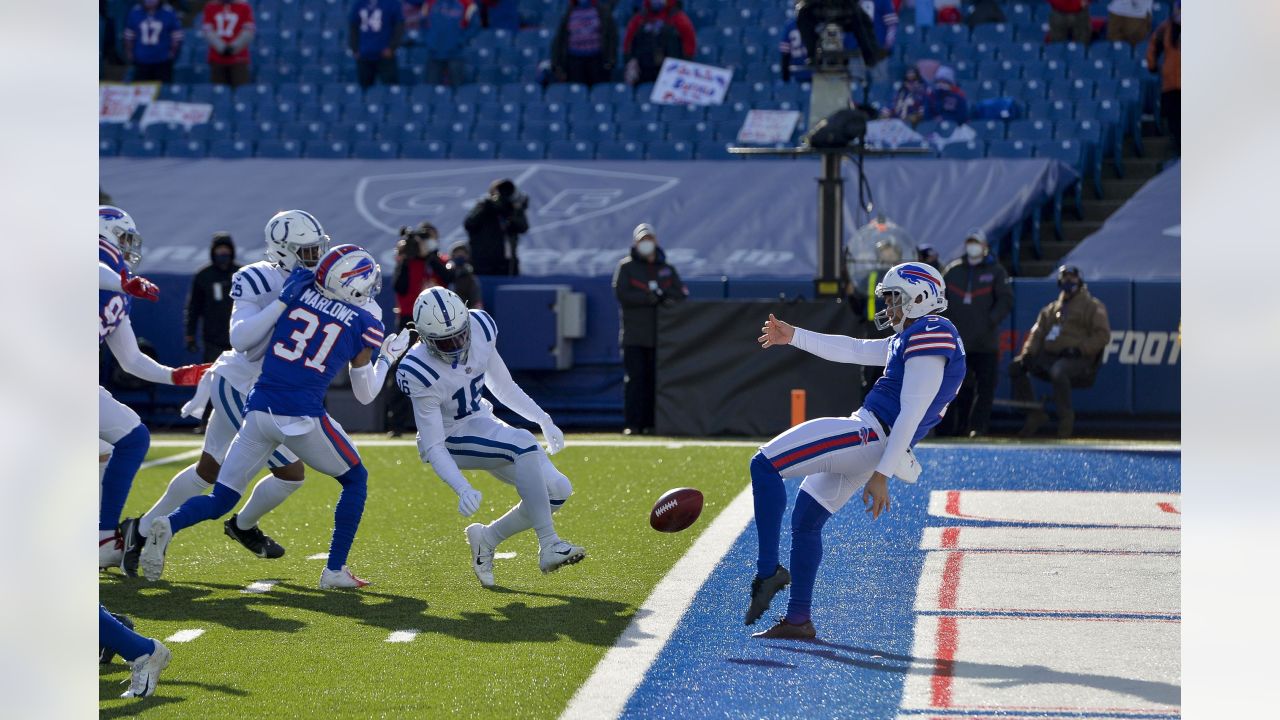 Foxborough, Massachusetts, USA. 21st Dec, 2019. Buffalo Bills punter Corey  Bojorquez (9) warms up before the NFL football game between the Buffalo  Bills and the New England Patriots at Gillette Stadium, in