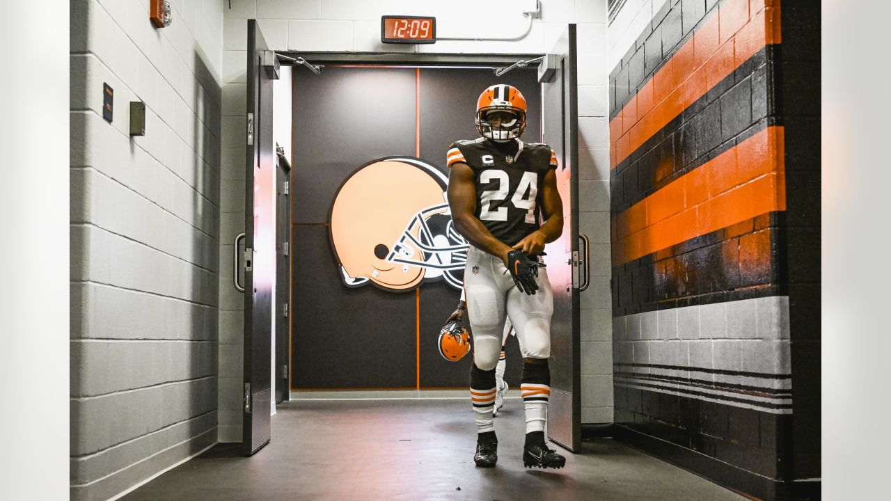 New York Jets cornerback Sauce Gardner (1) lines up for a play during an  NFL football game against the Cleveland Browns, Sunday, Sept. 18, 2022, in  Cleveland. (AP Photo/Kirk Irwin Stock Photo - Alamy