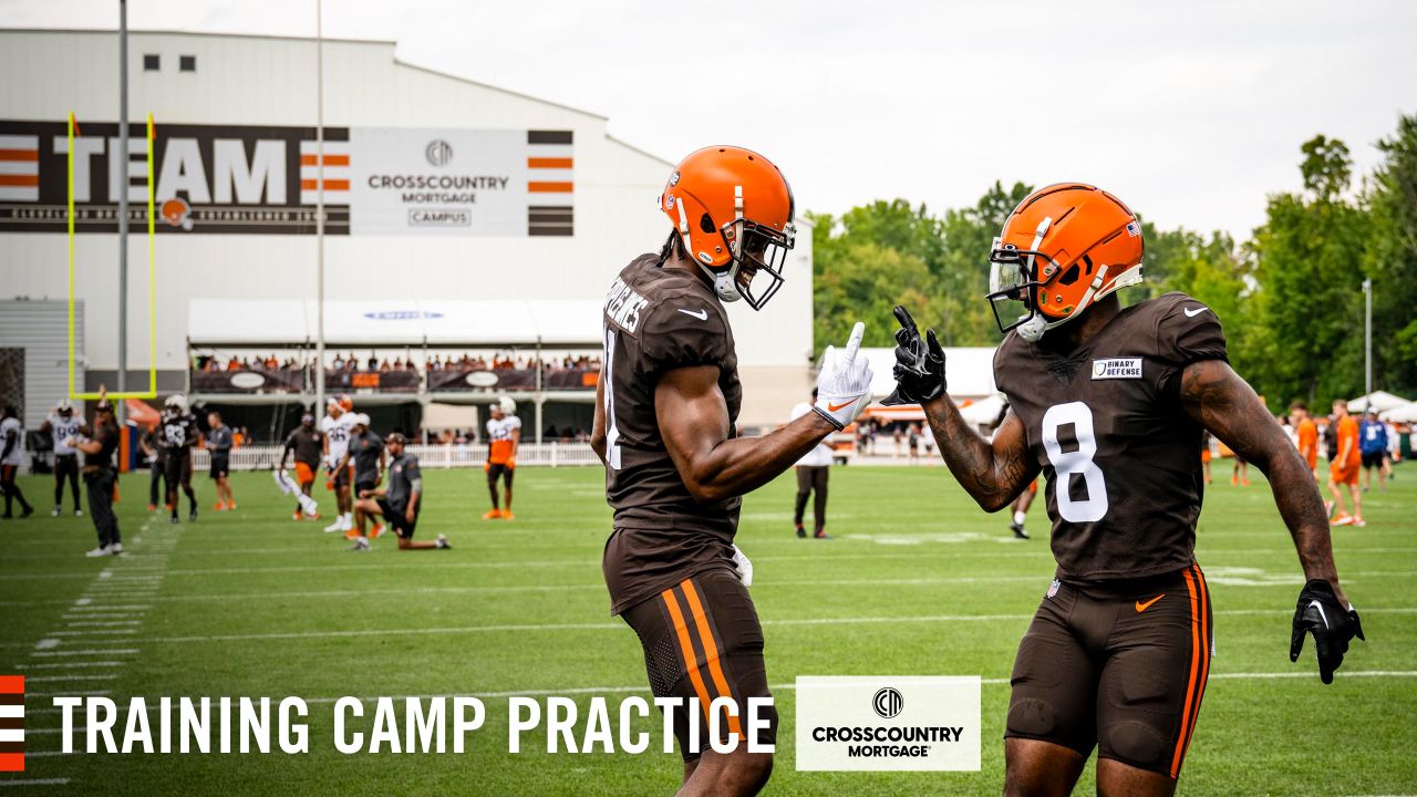 PHILADELPHIA, PA - AUGUST 17: Cleveland Browns tight end Zaire Mitchell- Paden (83) attempts to block