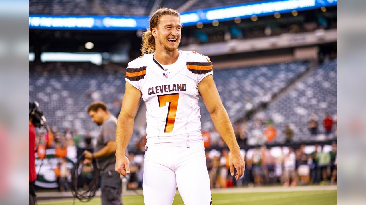 Cleveland Browns punter Jamie Gillan warms up before an NFL football game  against the Tennessee Titans, Sunday, Sept. 8, 2019, in Cleveland. (AP  Photo/David Richard Stock Photo - Alamy