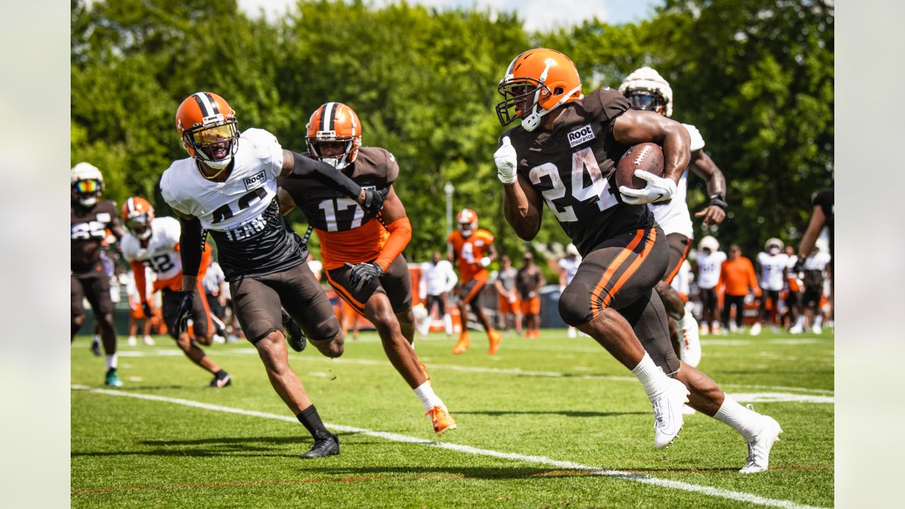 Cleveland Browns' Nick Chubb runs drills at their team's NFL football  training camp facility on Saturday, July 22, 2023, in White Sulphur  Springs, W.V. (AP Photo/Chris Carlson Stock Photo - Alamy