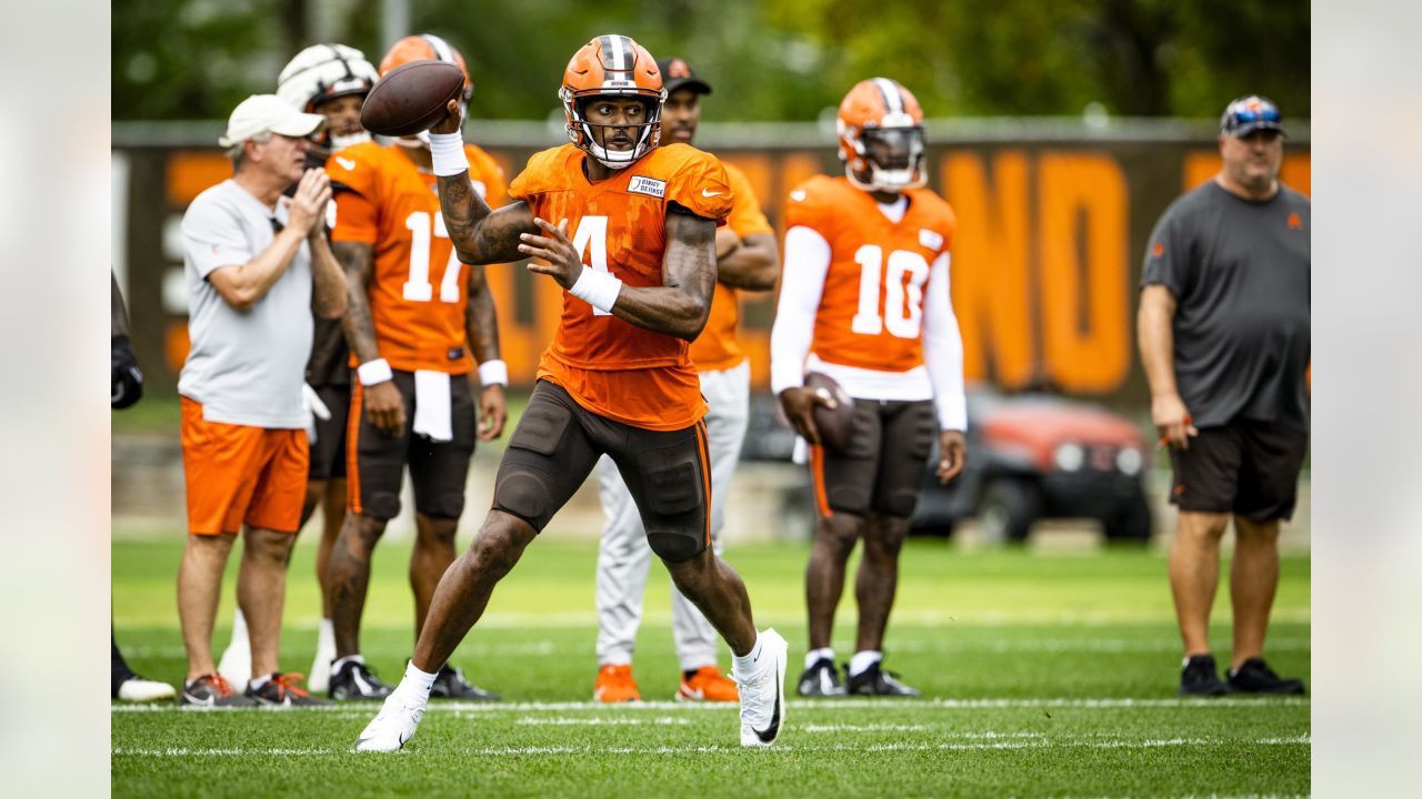 Cleveland Browns cornerback Greg Newsome II (20) warms up before an NFL  football game against the Cincinnati Bengals, Sunday, Dec. 11, 2022, in  Cincinnati. (AP Photo/Emilee Chinn Stock Photo - Alamy