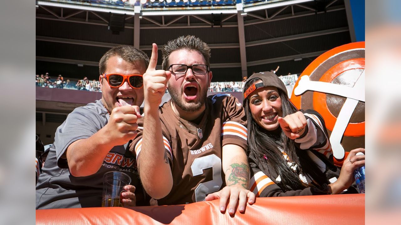 Cleveland Browns vs. Pittsburgh Steelers. Fans support on NFL Game.  Silhouette of supporters, big screen with two rivals in background Stock  Photo - Alamy