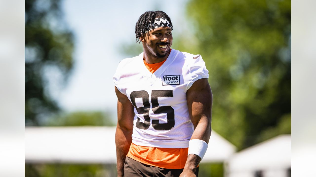 Cleveland Browns defensive end Isaac Rochell (98) runs off of the line of  scrimmage during an