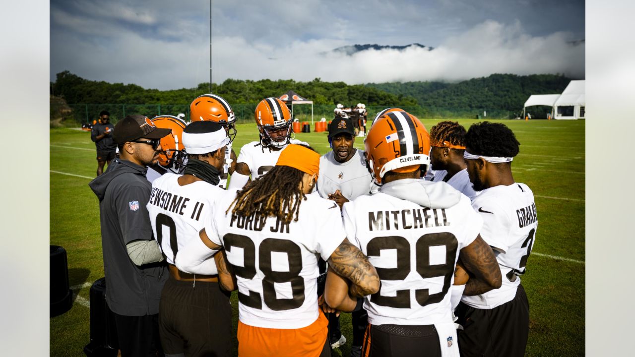 Cleveland Browns guard Joel Bitonio stretches during the NFL football  team's training camp, Tuesday, Aug. 9, 2022, in Berea, Ohio. (AP Photo/Ron  Schwane Stock Photo - Alamy