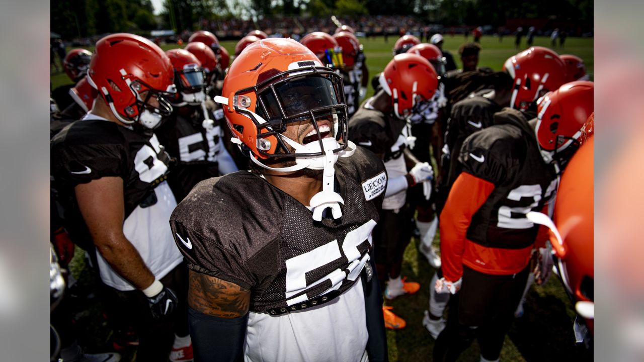 Cleveland Browns linebacker Sione Takitaki walks off the field after the  NFL football team's training camp, Thursday, July 28, 2022, in Berea, Ohio.  (AP Photo/Nick Cammett Stock Photo - Alamy