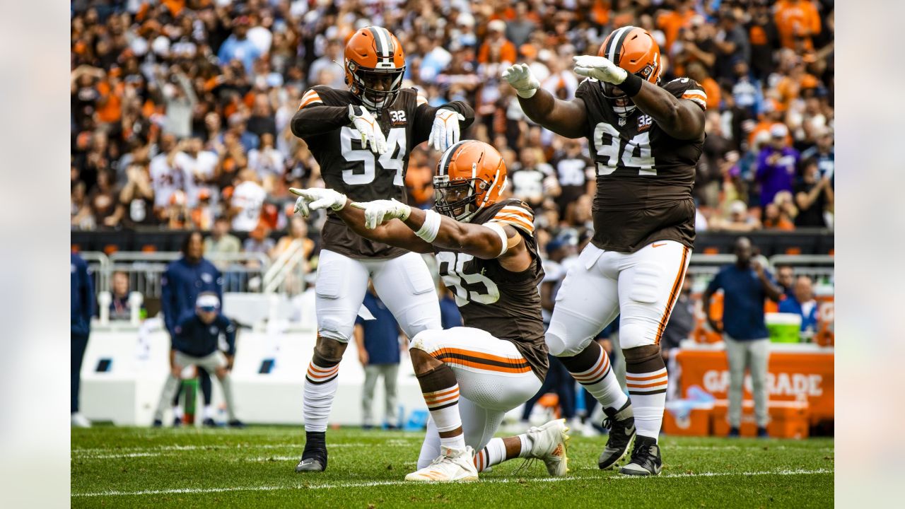 Myles Garrett, Deshaun Watson carry Browns past Titans 27-3