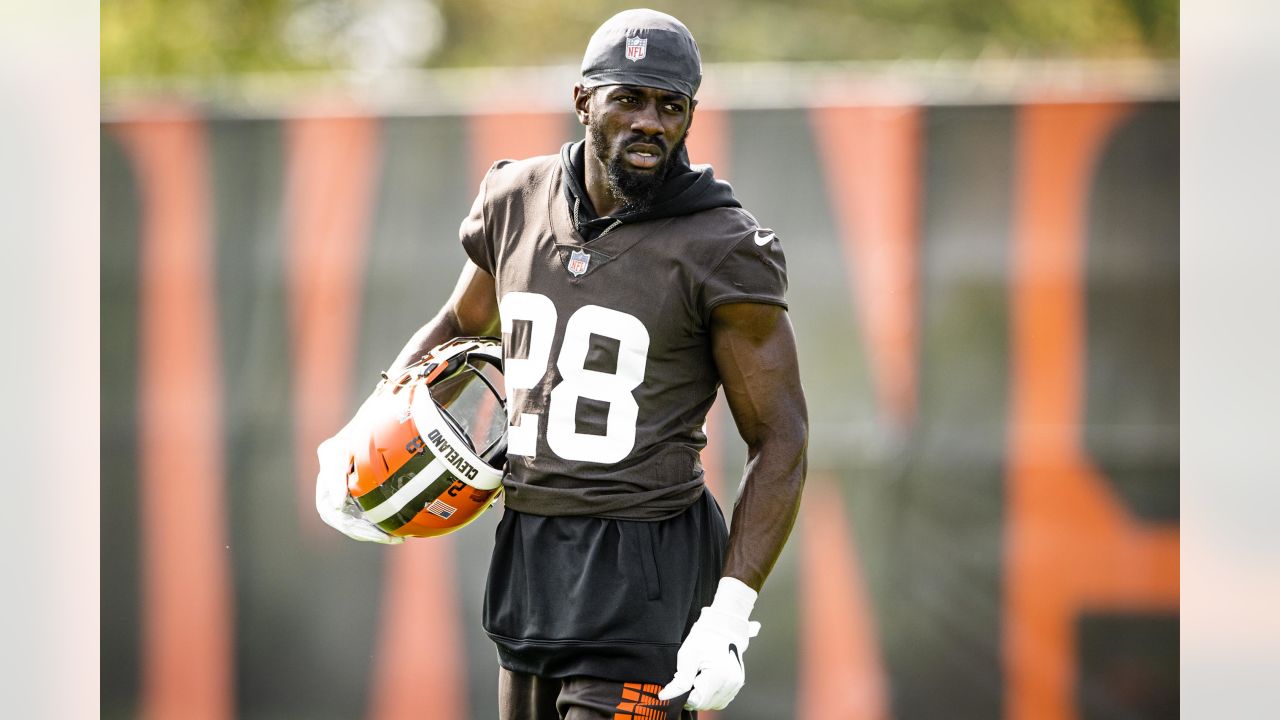 Browns rookie Jeremiah Owusu-Koramoah runs around, makes plays in