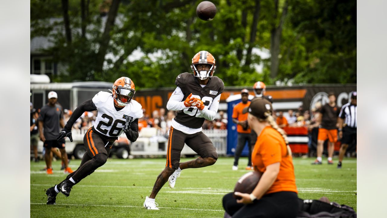 PHILADELPHIA, PA - AUGUST 17: Cleveland Browns tight end Zaire Mitchell- Paden (83) attempts to block