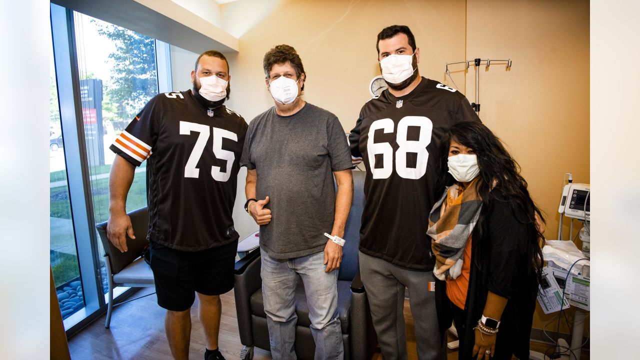 Browns players visit cancer patients at UH