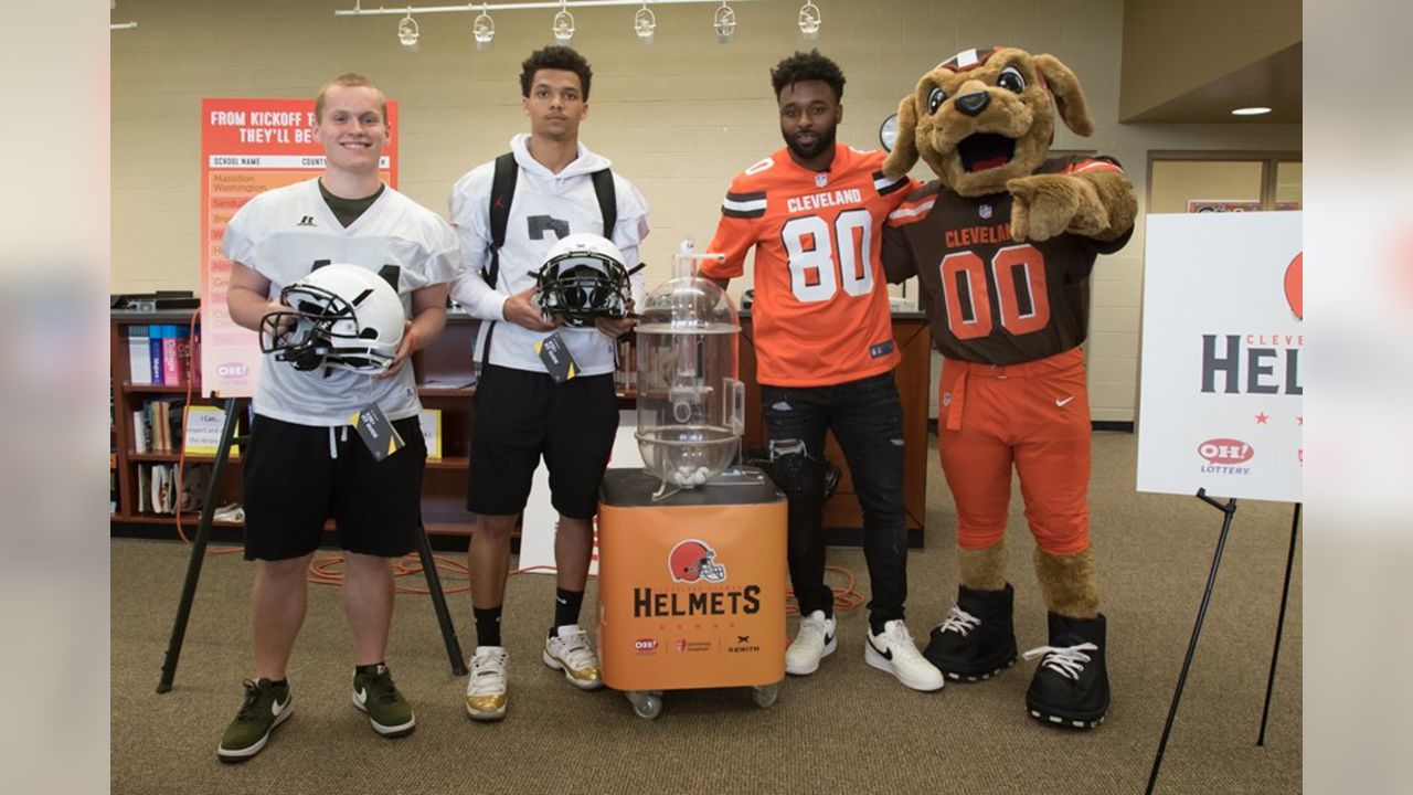 Cleveland Browns donate new helmets to Warren Harding Football