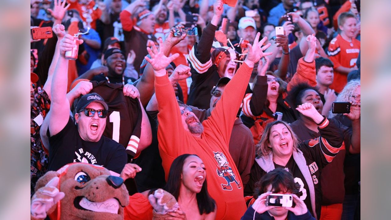 Browns Fan Goes Viral For Throwing Beer To A Boat At Tailgate