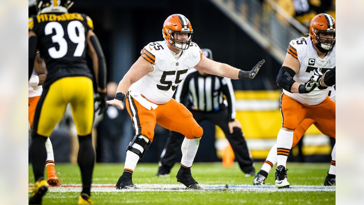 Cleveland Browns center Ethan Pocic (55) lines up for a play