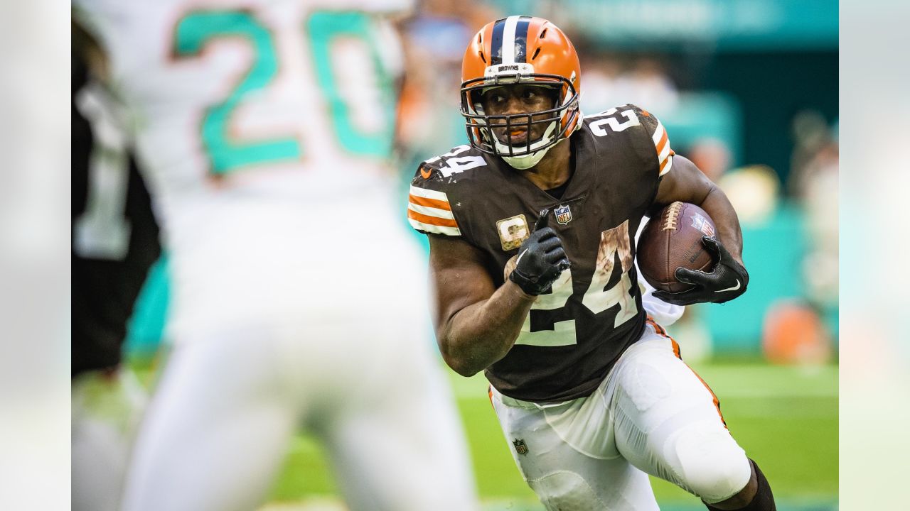 Cleveland Browns running back Nick Chubb (24) and Miami Dolphins