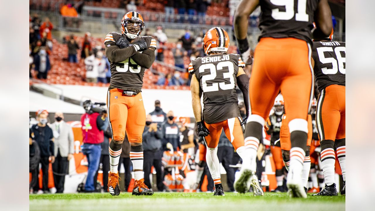 Cleveland Browns tight end Austin Hooper (81) runs with the ball during an  NFL football game against the Arizona Cardinals, Sunday, Oct. 17, 2021, in  Cleveland. (AP Photo/Kirk Irwin Stock Photo - Alamy