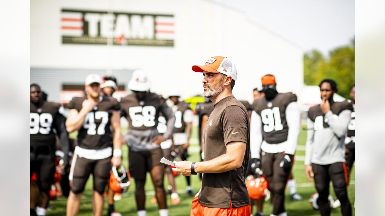 Cleveland Browns outside linebacker Elijah Lee (52) covers a play