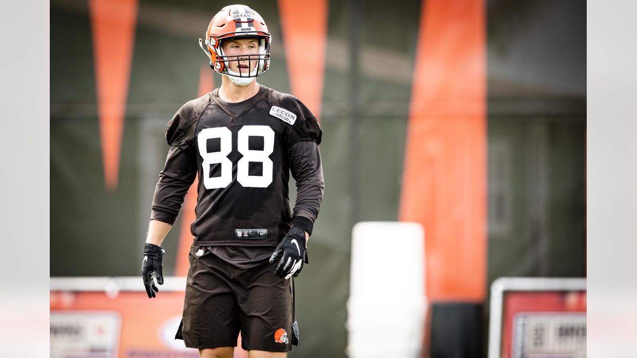 Cleveland Browns tight end Harrison Bryant (88) warms up prior to