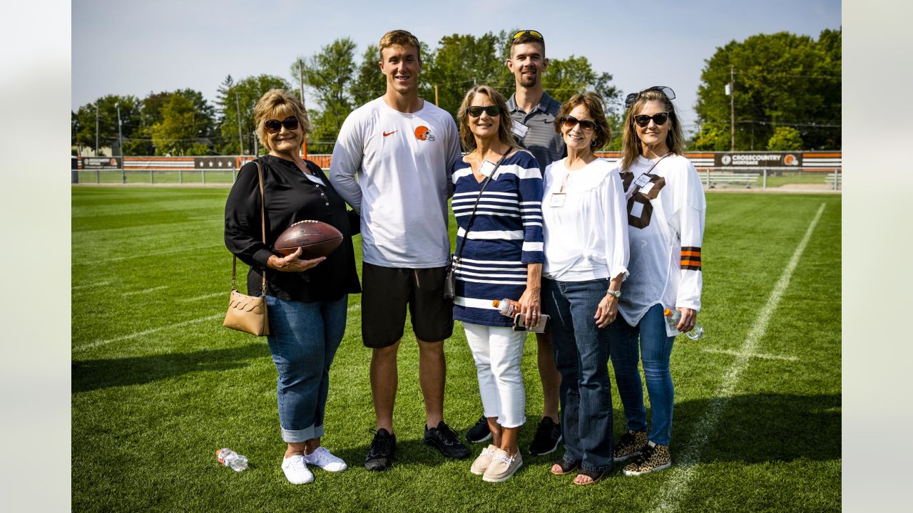 Joe Thomas, Darrel 'Pete' Brewster named to Browns Legends class