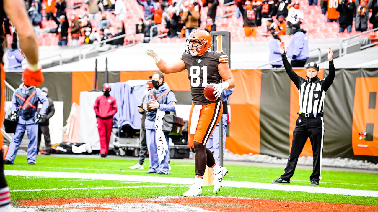 Browns hold on to edge Steelers, playoff rematch set for Sunday