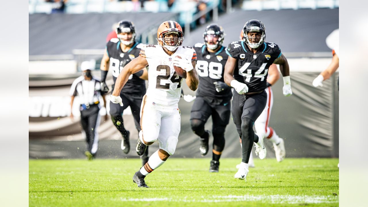 Jacksonville, FL, USA. 22nd Nov, 2020. Jacksonville Jaguars running back  James Robinson (30) during 1st half NFL football game between the  Pittsburgh Steelers and the Jacksonville Jaguars at TIAA Bank Field in