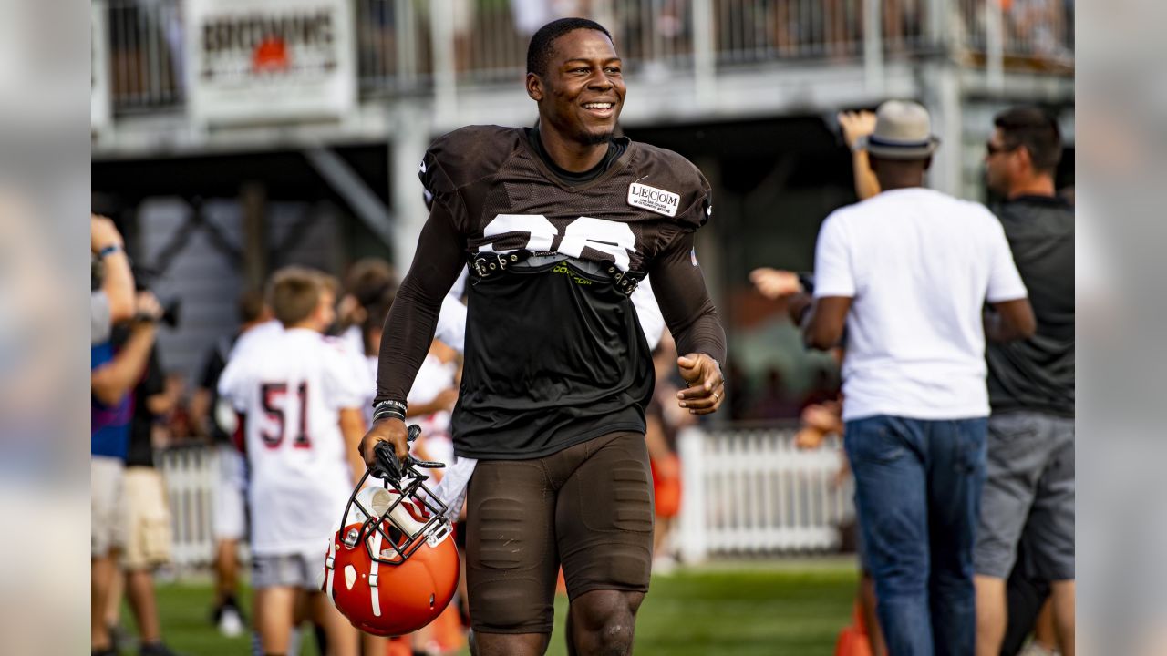 Mack Wilson helps Browns linebackers bond with weekly T-shirts