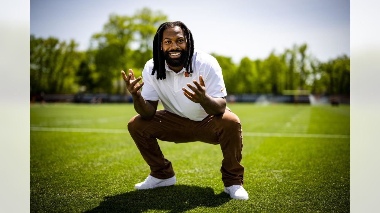 Green Bay Packers linebacker Za'Darius Smith (55) smiles towards the stands  and a section of Packers fans before an NFL football game against the Los  Angeles Chargers, Sunday, November 3, 2019 in