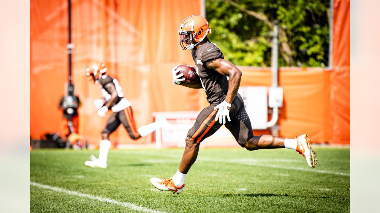 Cleveland Browns Fullback Johnny Stanton Poses With Critical Role T-Shirt