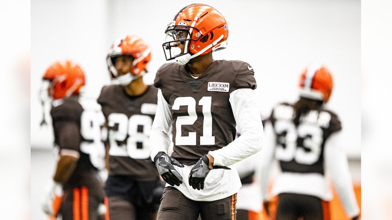 Cleveland Browns CB Denzel Ward makes appearance at Fresh Brewed Tees prior  to Sunday's matchup with Cincinnati Bengals