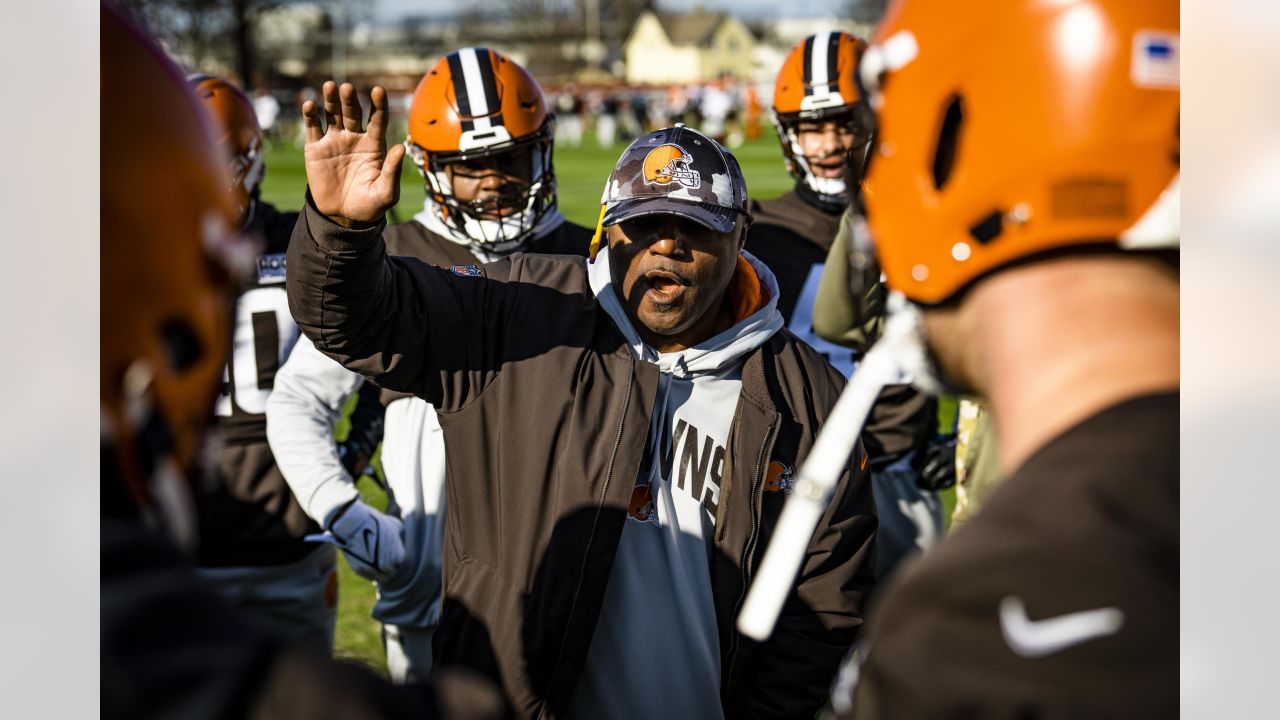 NFL - Pittsburgh Steelers. Cleveland Browns. The rivalry resumes