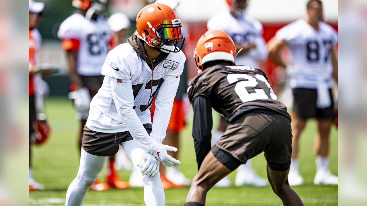 Browns' Jarvis Landry teaches youths at his football ProCamp (video/photos)  