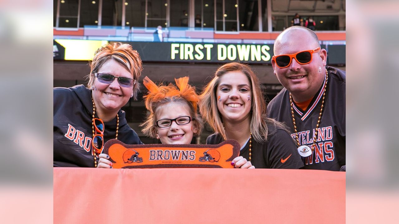 Cleveland Browns vs. Pittsburgh Steelers. Fans support on NFL Game.  Silhouette of supporters, big screen with two rivals in background Stock  Photo - Alamy