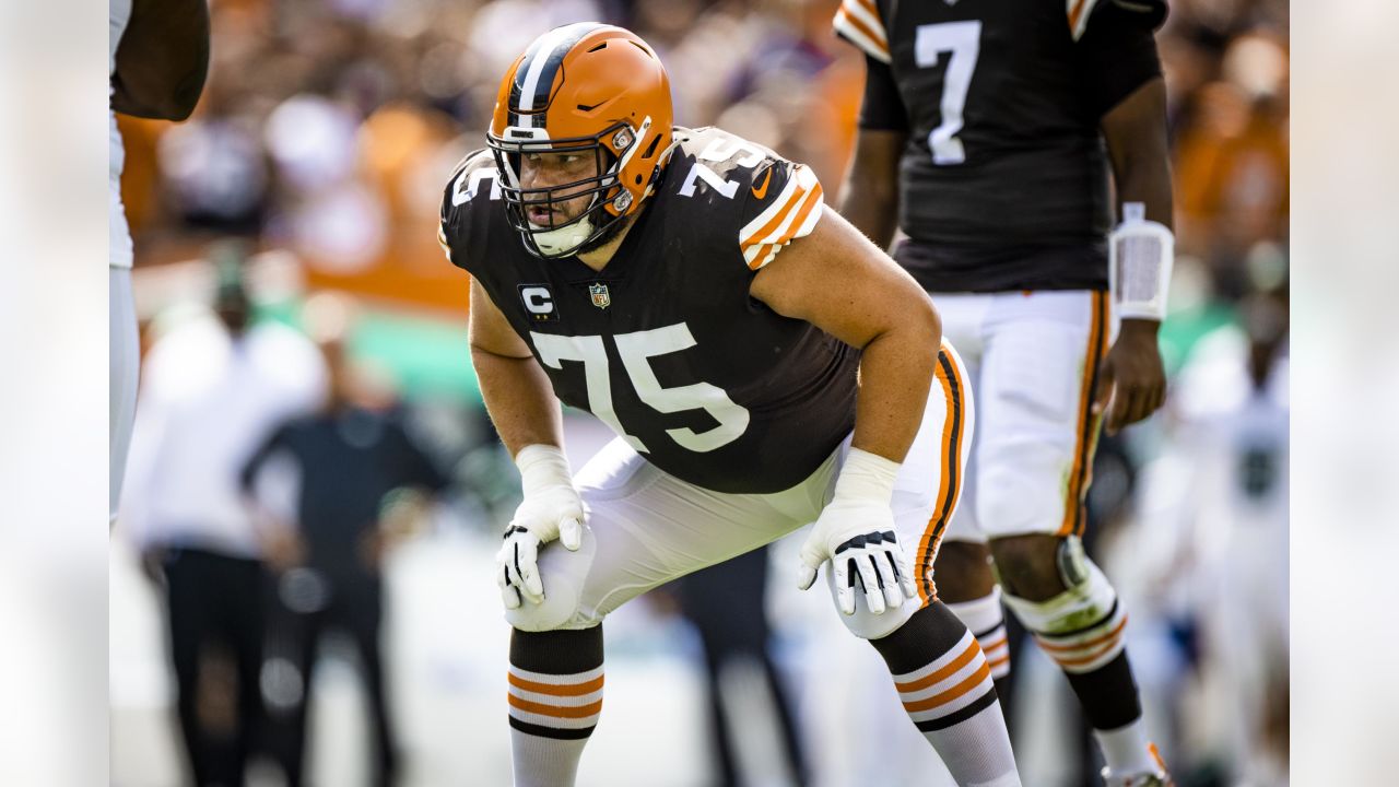 Browns Pro Bowl guard Bitiono back for playoffs after COVID