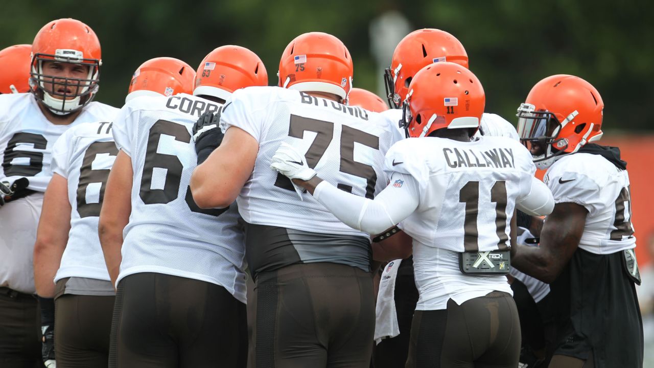 Cleveland Browns guard Joel Bitonio stretches during the NFL football  team's training camp, Tuesday, Aug. 9, 2022, in Berea, Ohio. (AP Photo/Ron  Schwane Stock Photo - Alamy