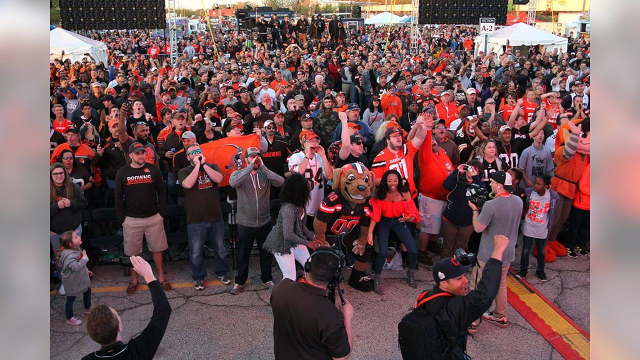 Browns Fan Goes Viral For Throwing Beer To A Boat At Tailgate