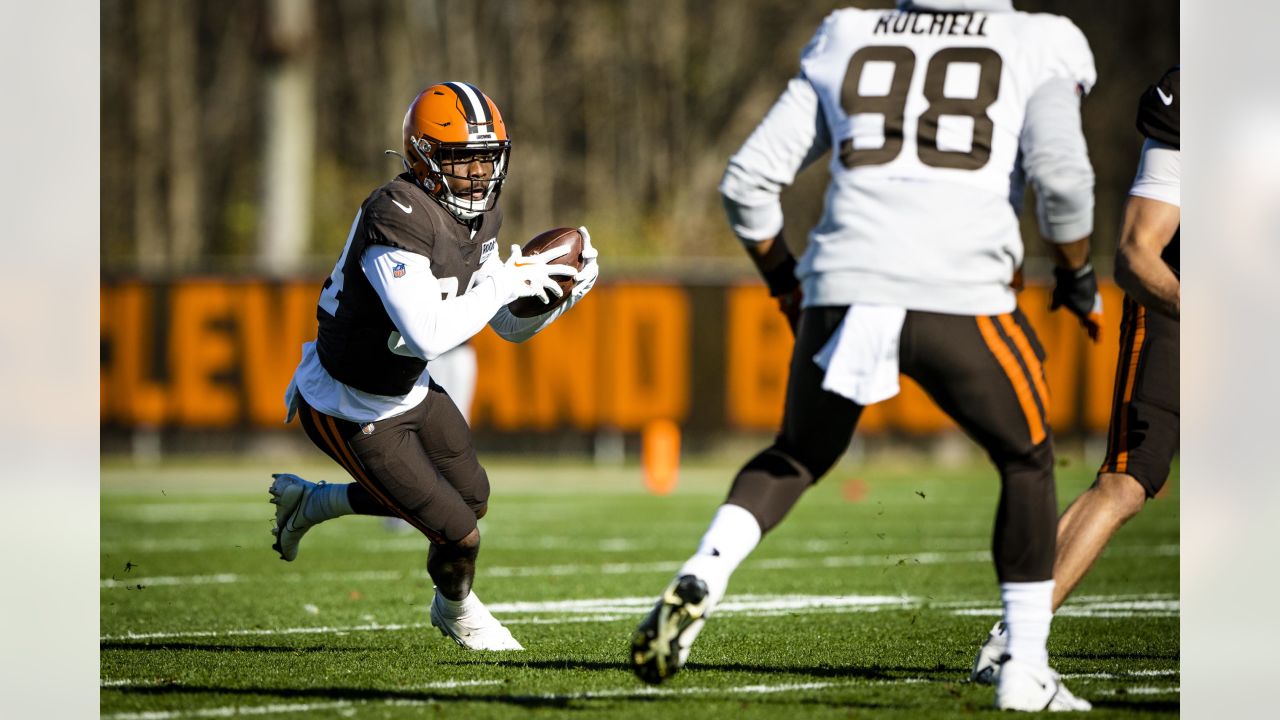 Cleveland Browns linebacker Sione Takitaki runs through a drill during  practice at the NFL football team's training facility Monday, Aug. 24,  2020, in Berea, Ohio. (AP Photo/Ron Schwane Stock Photo - Alamy