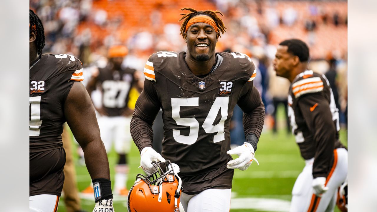 Cleveland Browns defensive end Ogbo Okoronkwo (54) plays against