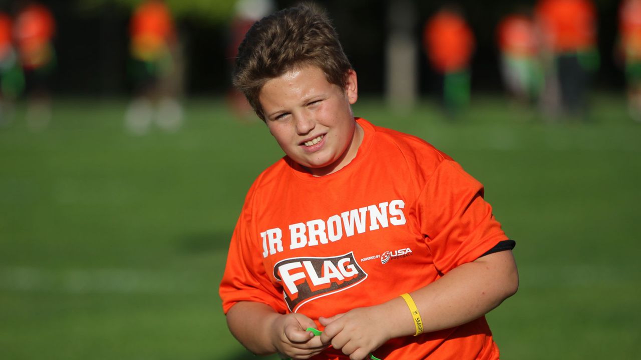 Browns players and local police surprise kids at flag football game - Dawgs  By Nature