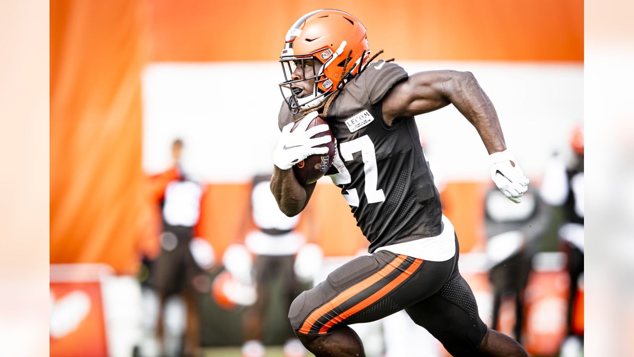 Cleveland Browns defensive coordinator Joe Woods calls a play during an NFL  football game against the Chicago Bears, Sunday, Sept. 26, 2021, in  Cleveland. (AP Photo/Kirk Irwin Stock Photo - Alamy